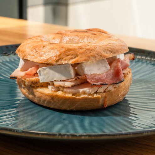 Slanina, kuřecí kousky, sýr Camembert